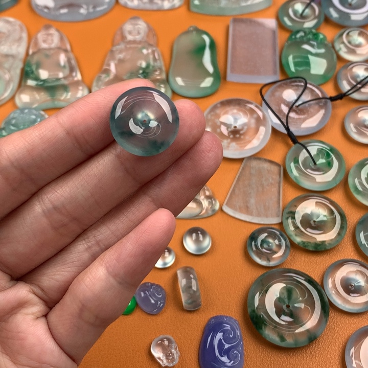 翡翠挂件未镶嵌….