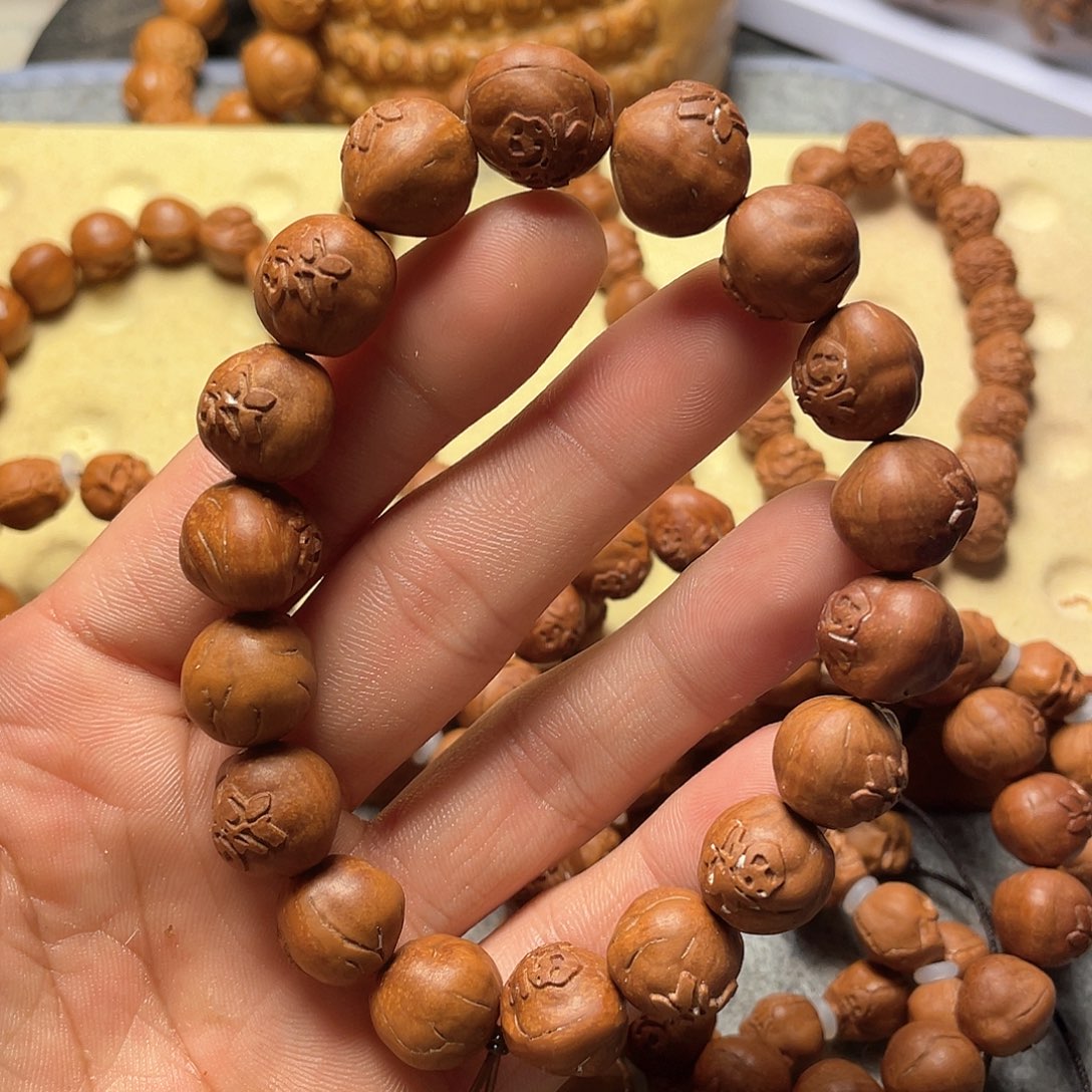 龙纹桃核雕刻横百福（色差）