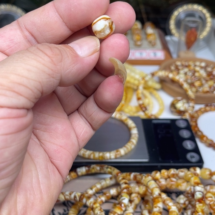 琥珀未镶嵌裸石66号