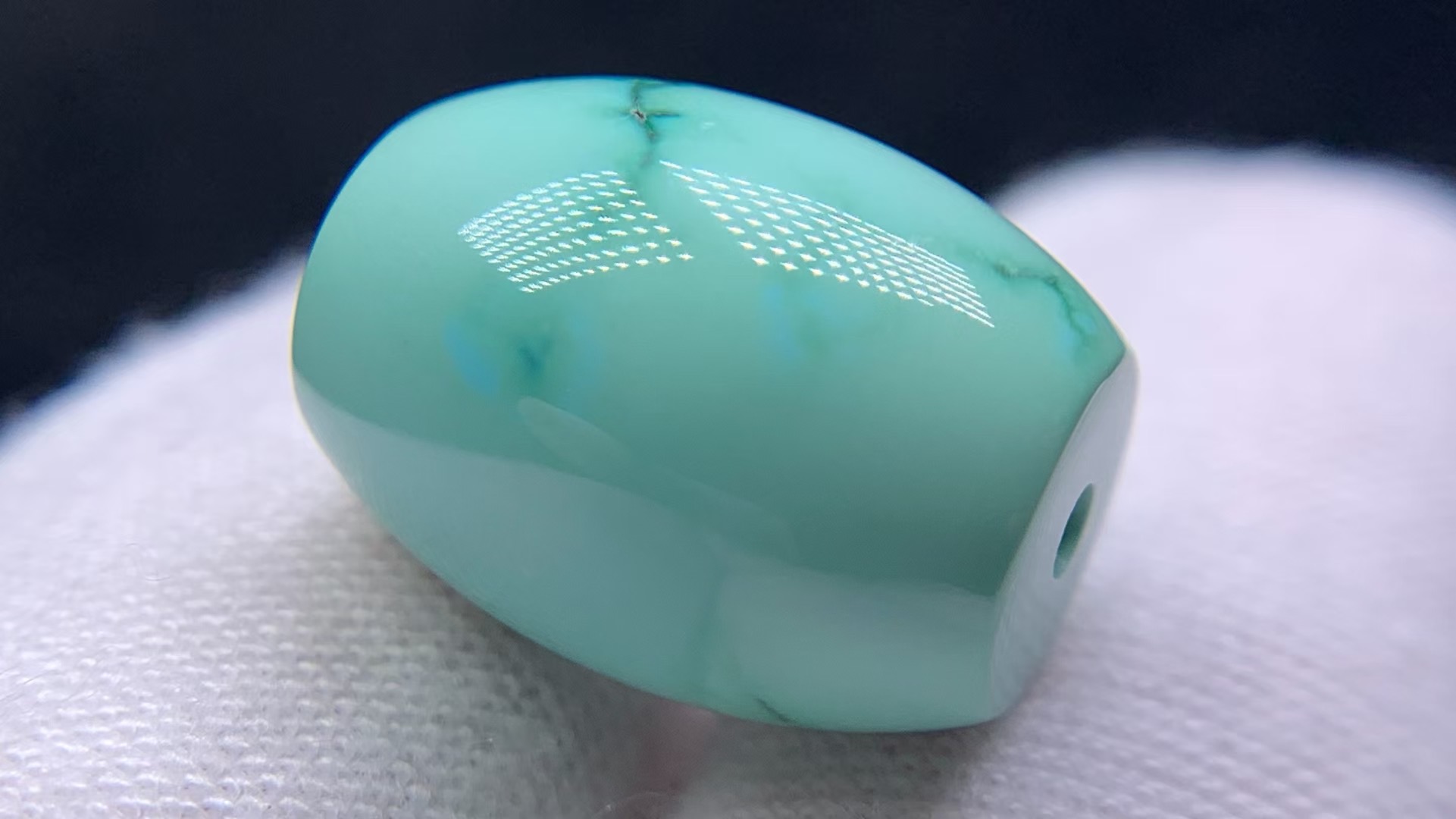 原矿高瓷绿精品水草纹绿松石桶珠，瓷釉级果冻料，玻璃光泽，无坑裂。