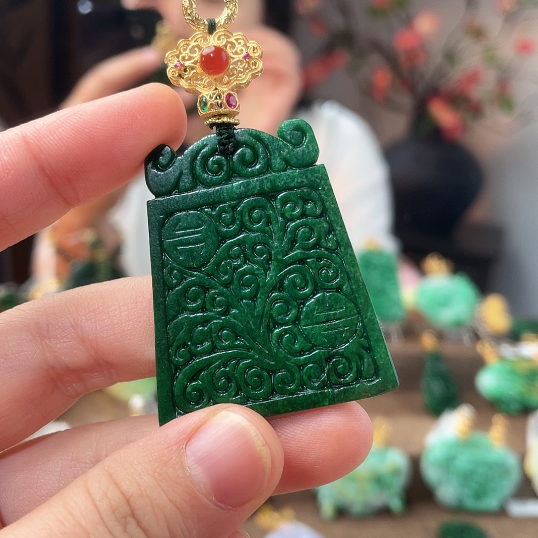 翡翠未镶嵌吊坠(赠链)