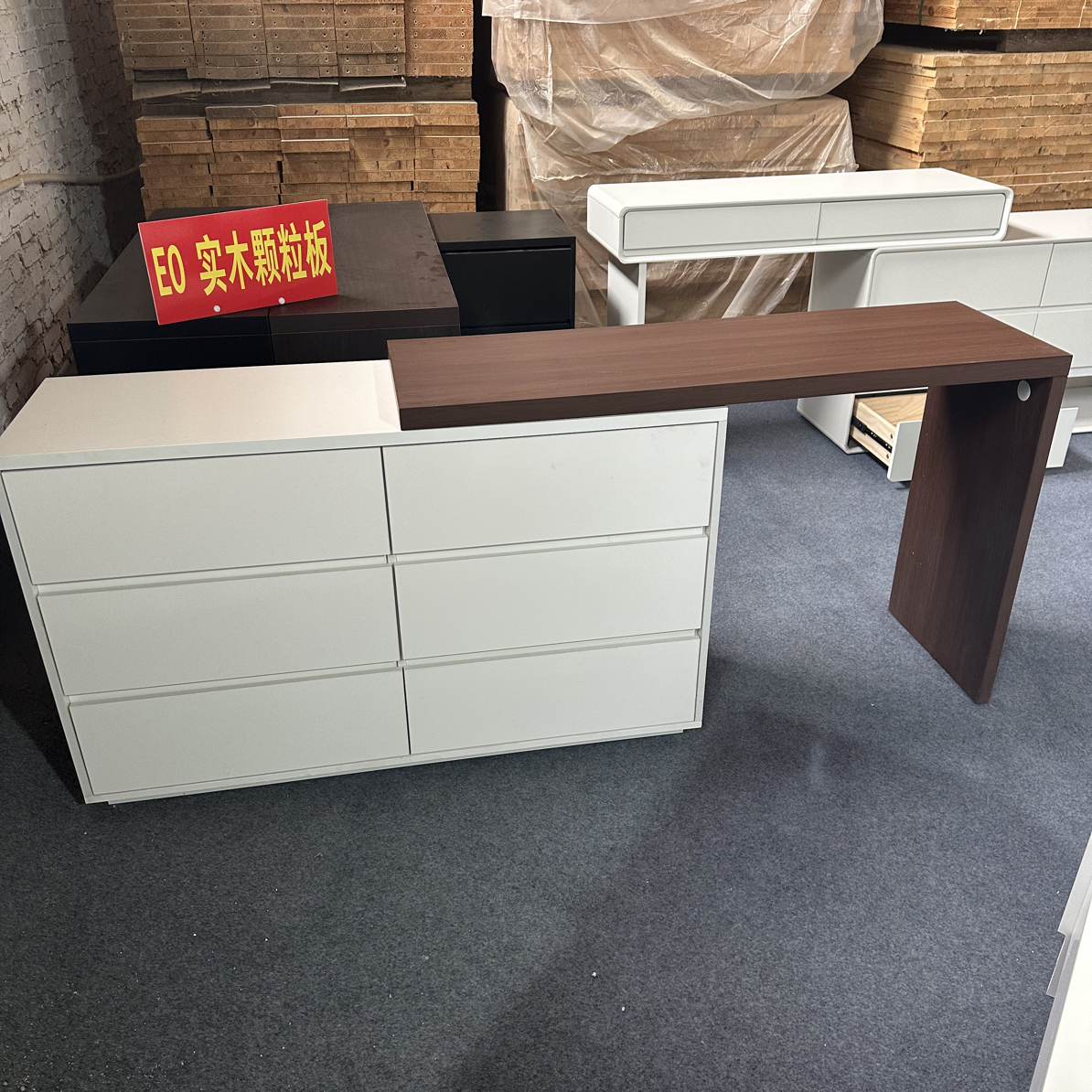 胡桃色桌面 搭配 暖白 六斗柜