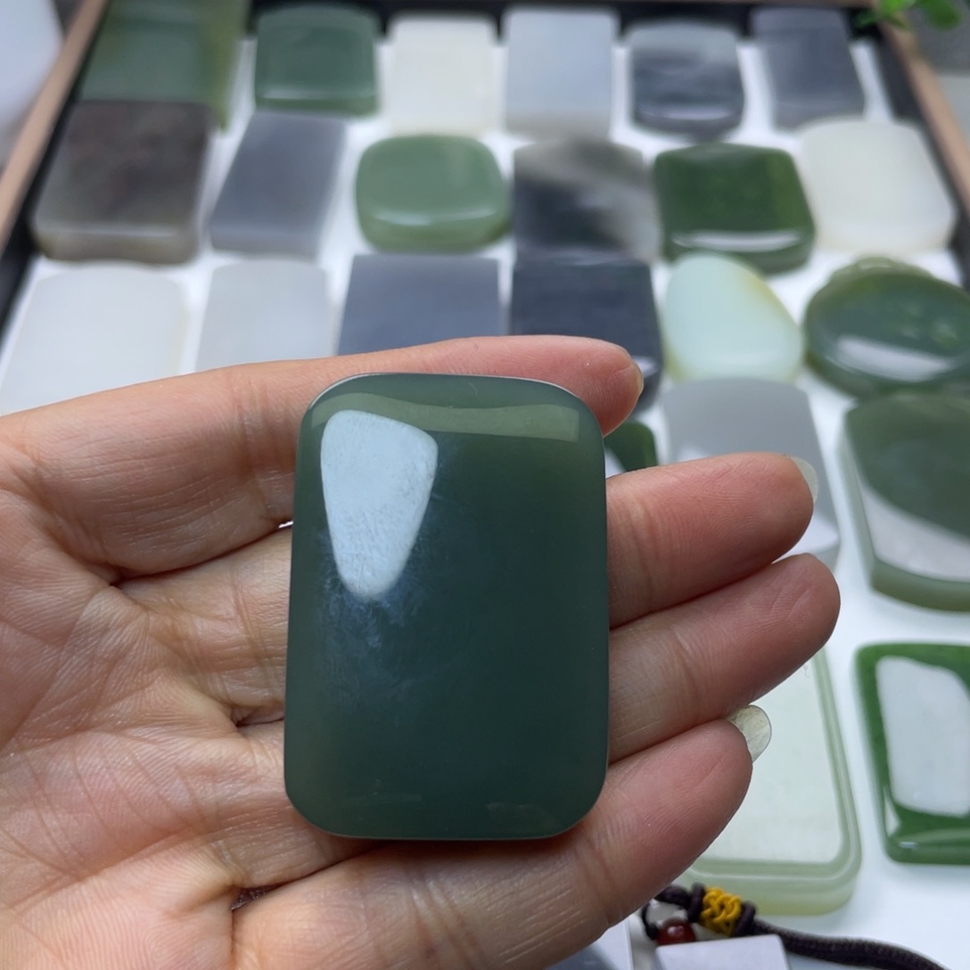 和田玉颈饰未镶嵌雨**尘