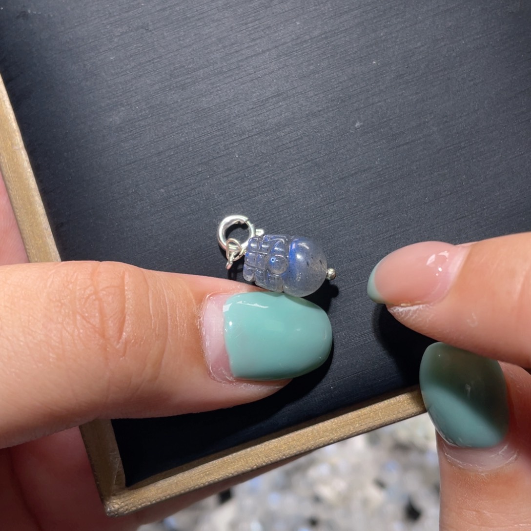 银S925镶嵌颈饰长石灰月光貔貅提溜（有黑点）