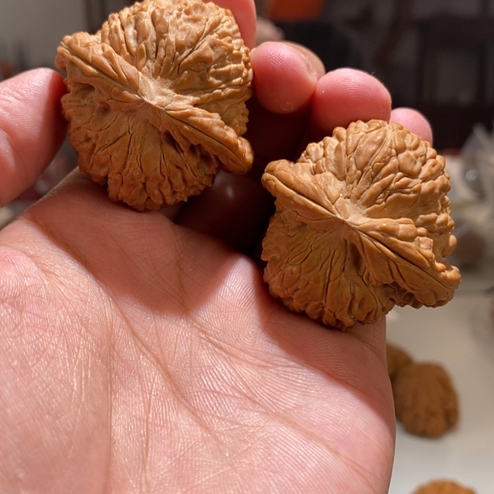 文玩核桃吊坠白狮子