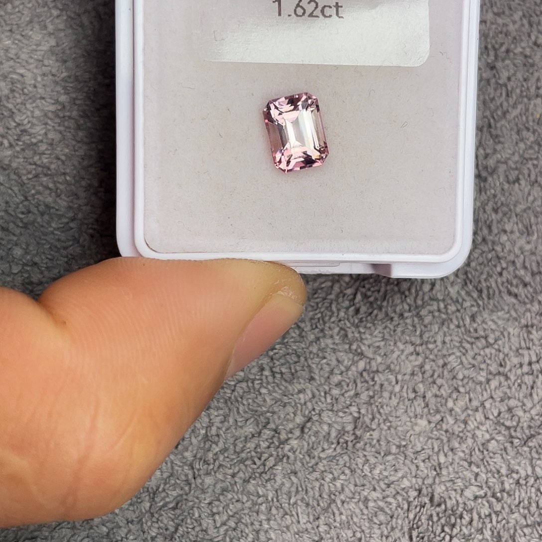 碧玺裸石未镶嵌1.62Ct。  
