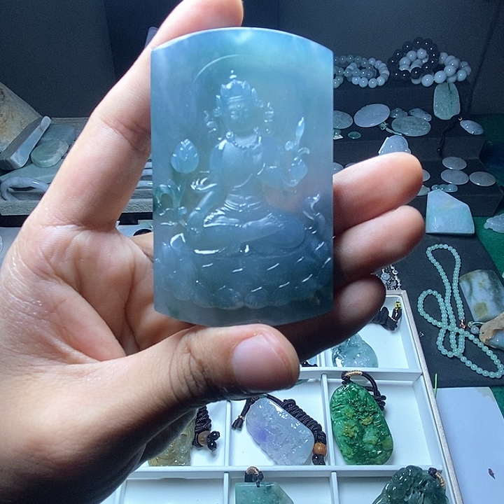 翡翠未镶嵌颈饰菩萨牌