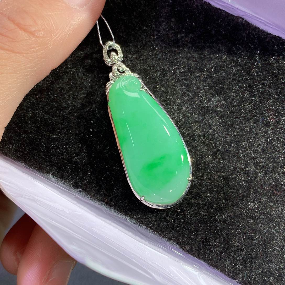 翡翠吊坠(赠链)18K金镶嵌
