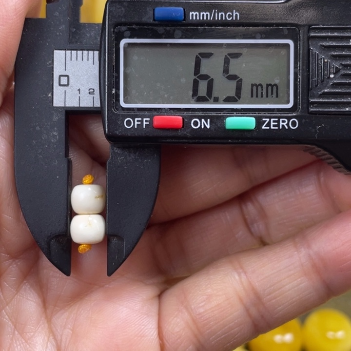 K***＊蜜蜡未镶嵌裸石21杂