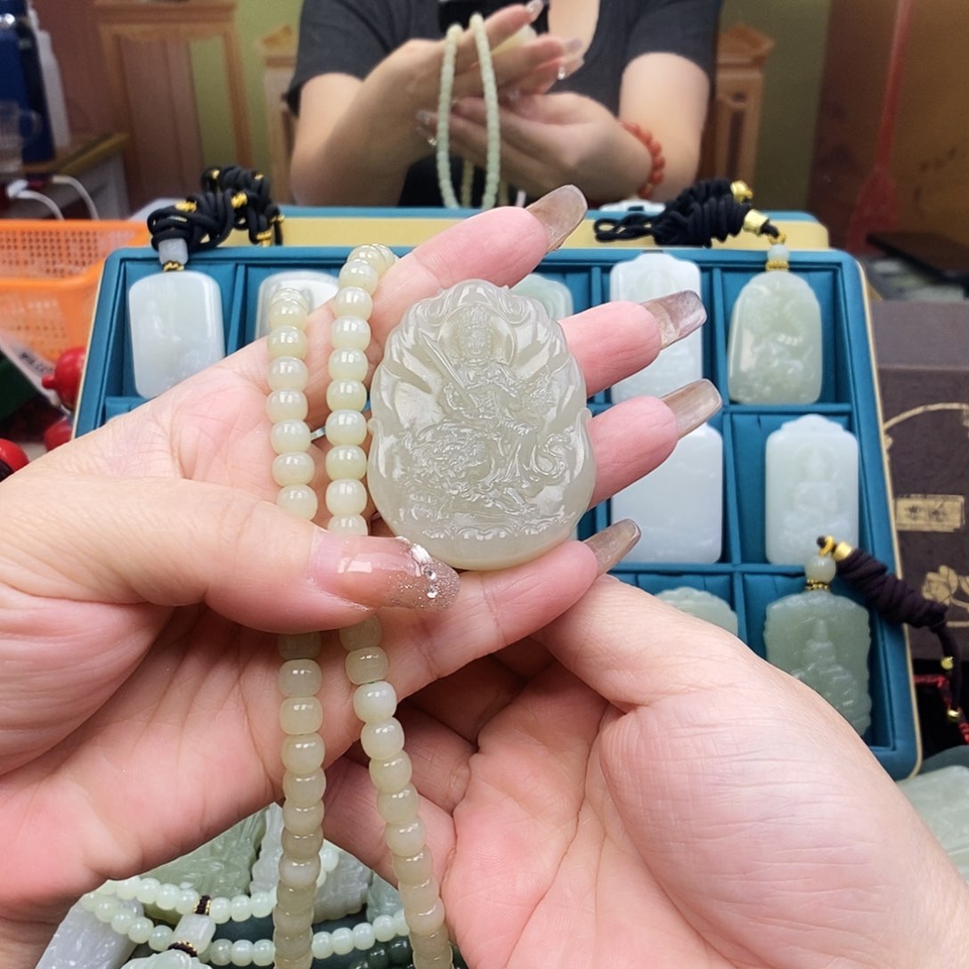 和田玉未镶嵌颈饰聊****?