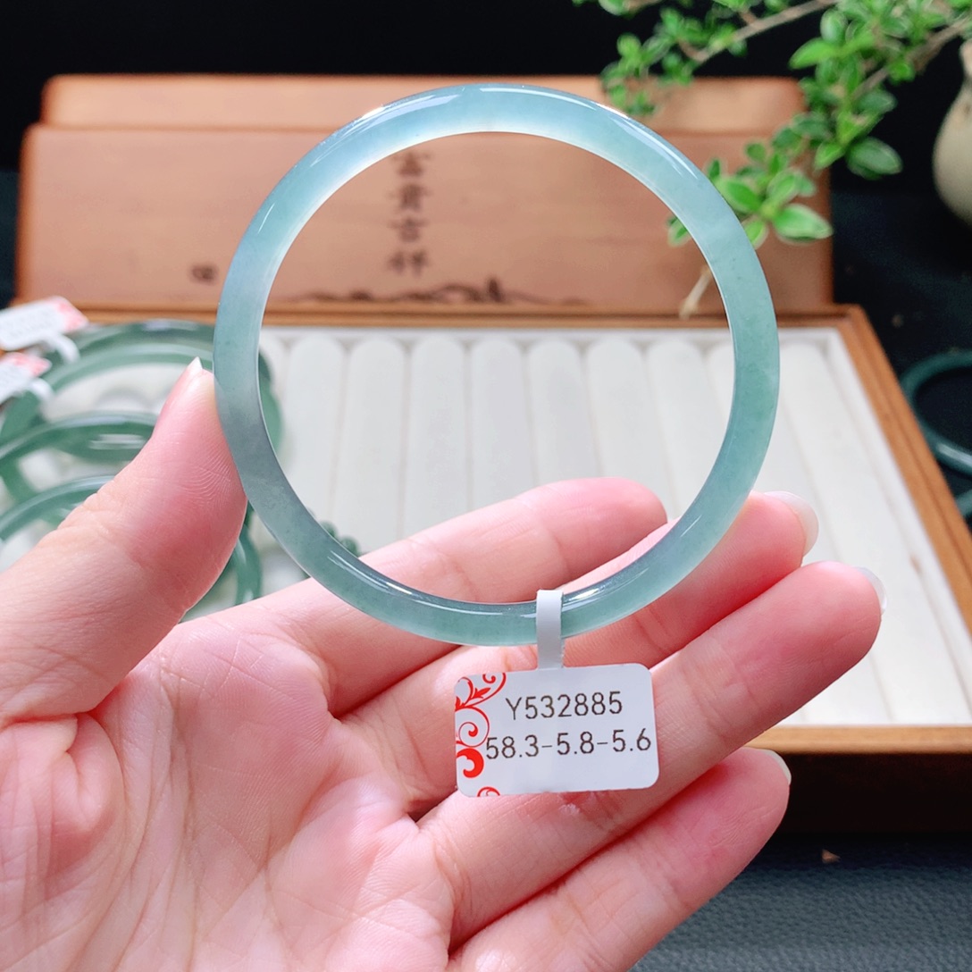 未镶嵌手镯（圆镯）翡翠