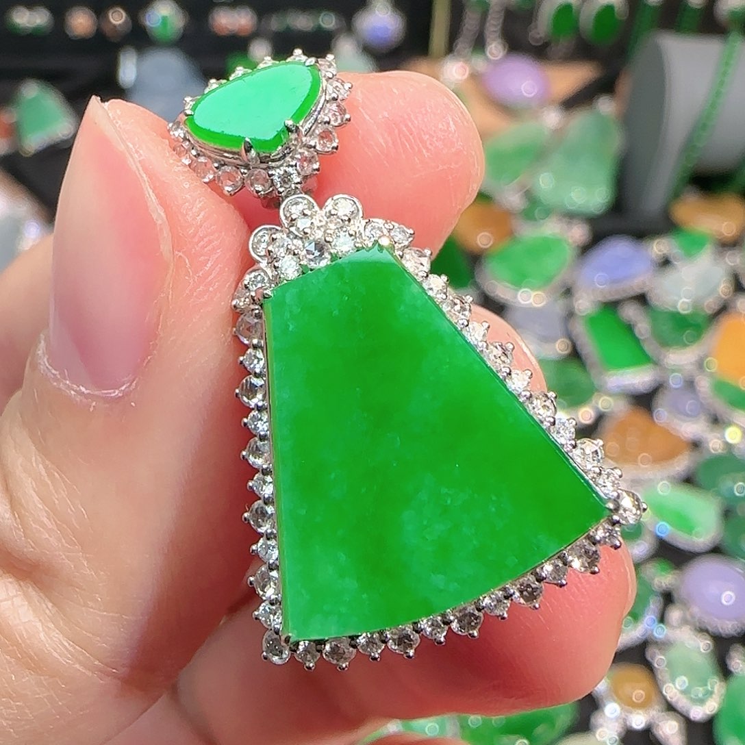 翡翠颈饰18K金镶嵌阳绿无事牌