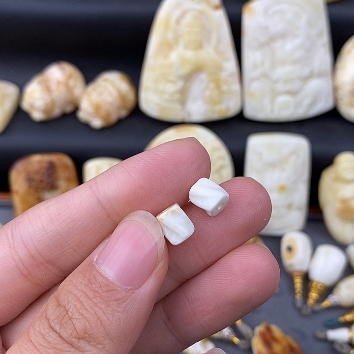 琥珀未镶嵌裸石6.7瓷白腊对珠