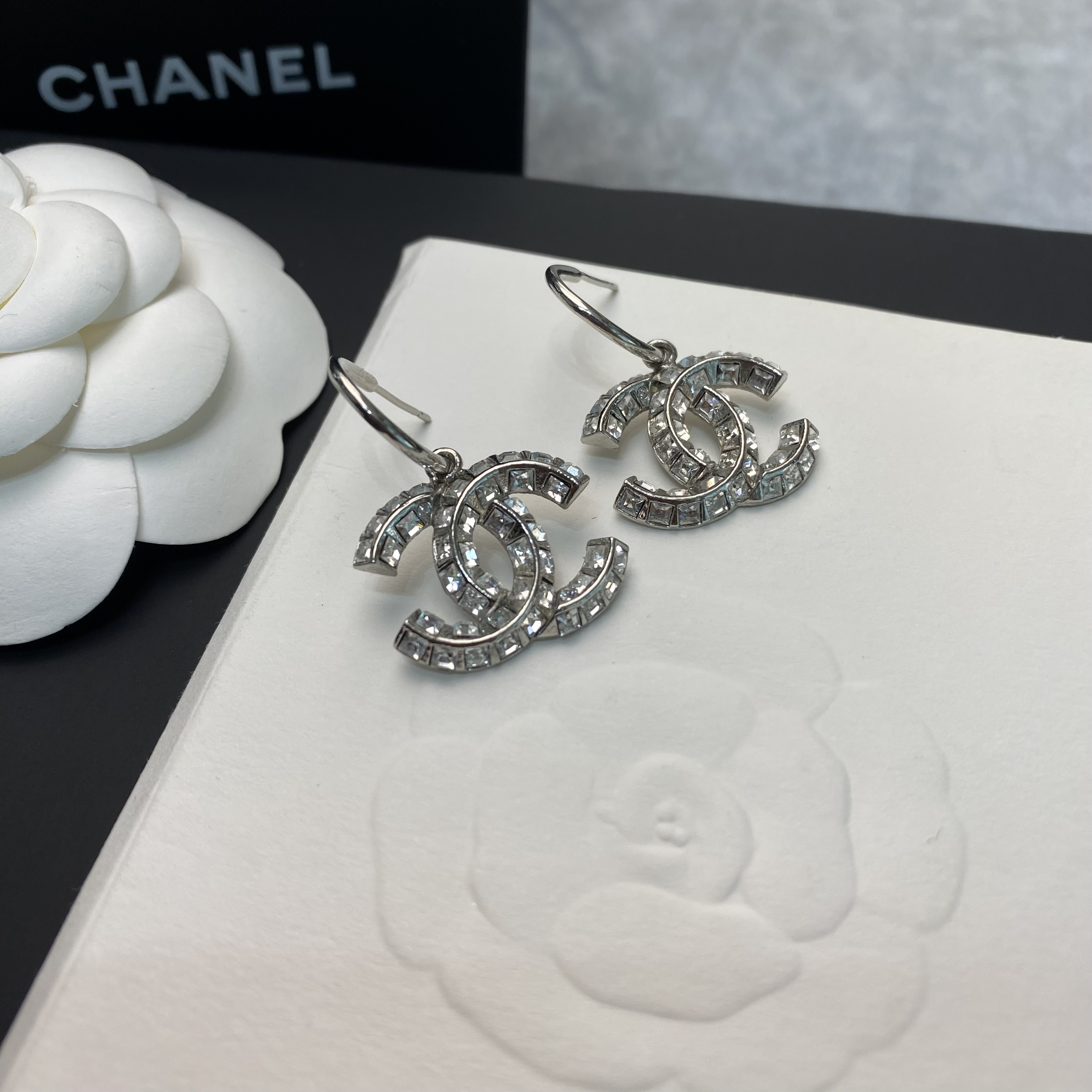 99新 Chanel/香奈儿 优雅满钻优雅简约方钻耳钩 QQ0152