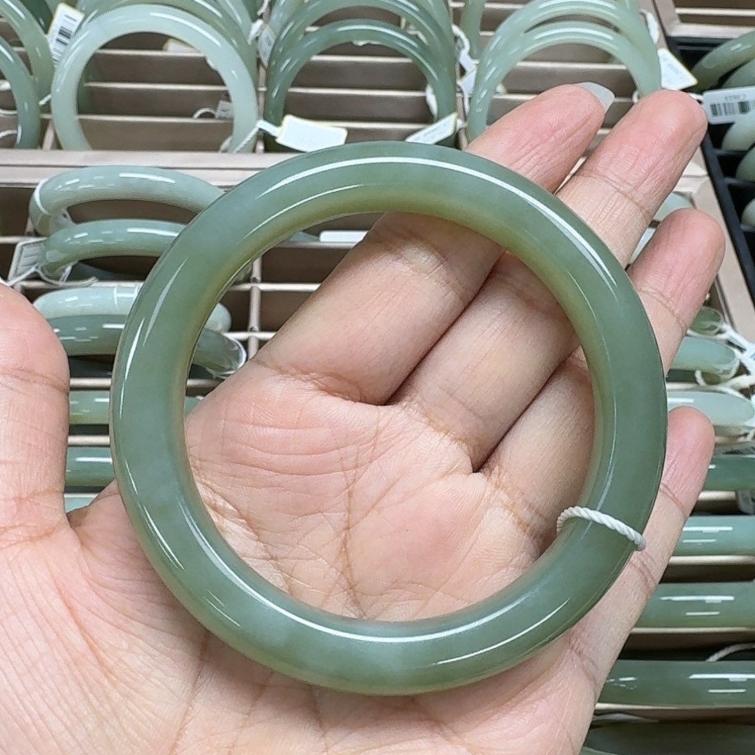 和田玉手镯未镶嵌向**?