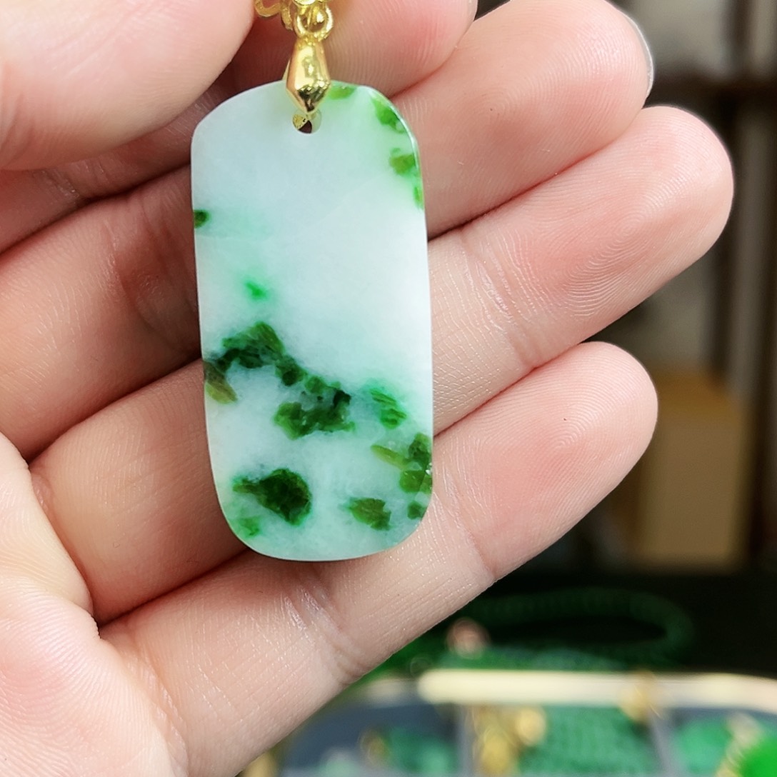 翡翠颈饰未镶嵌吊坠