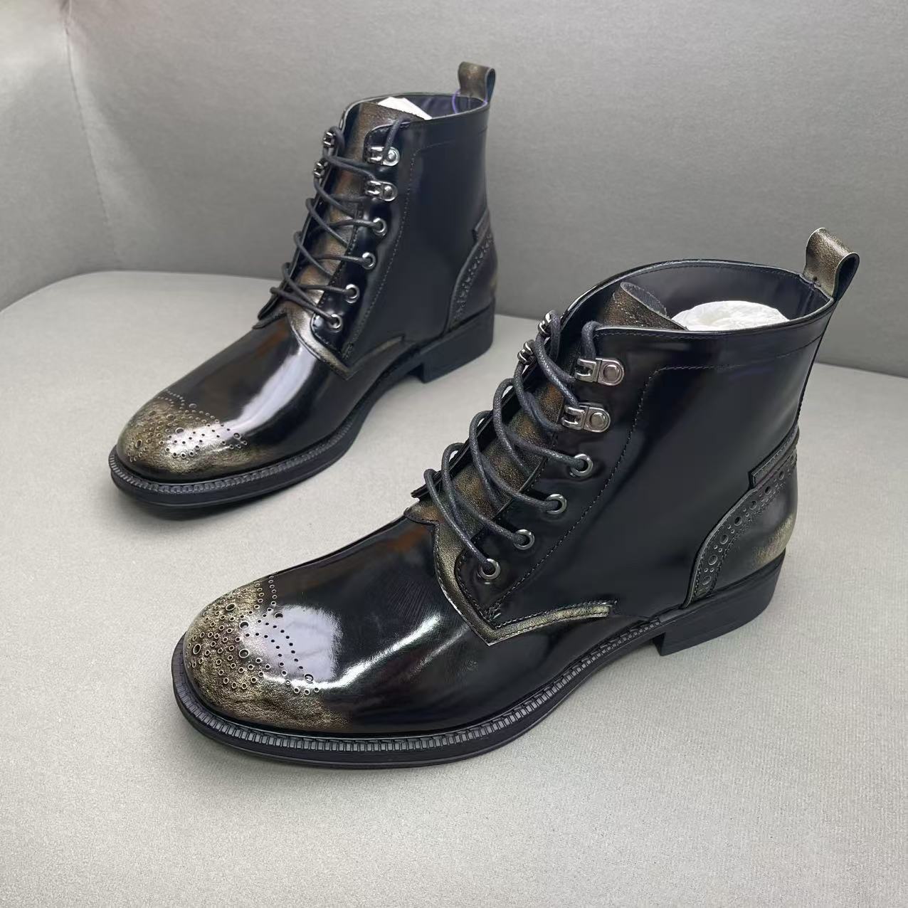 全新未使用 Prada/普拉达 黑金亮漆面镂空雕花高帮靴子 41码