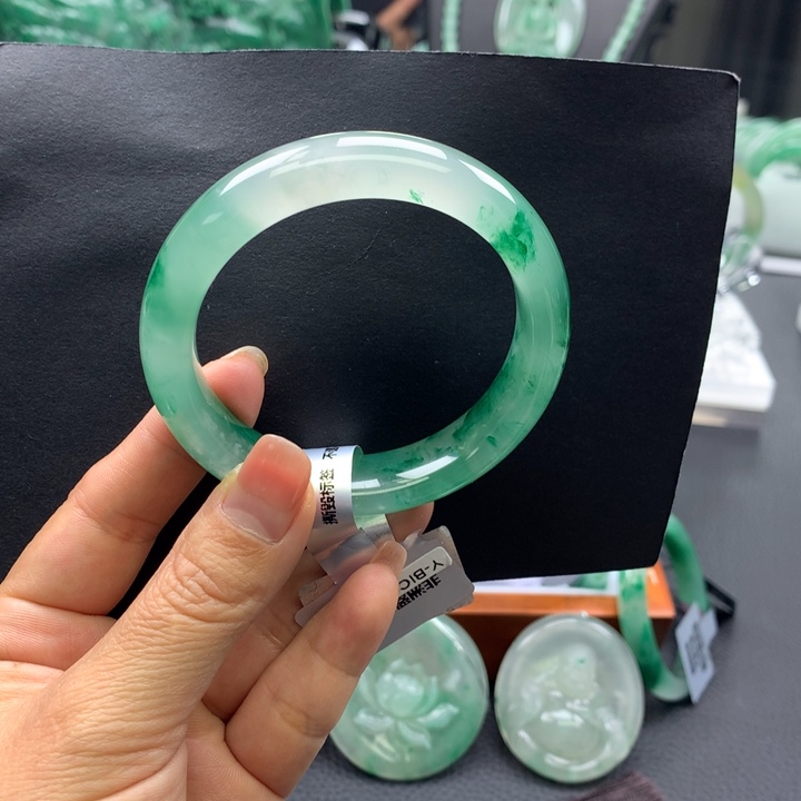 石英质玉未镶嵌手镯