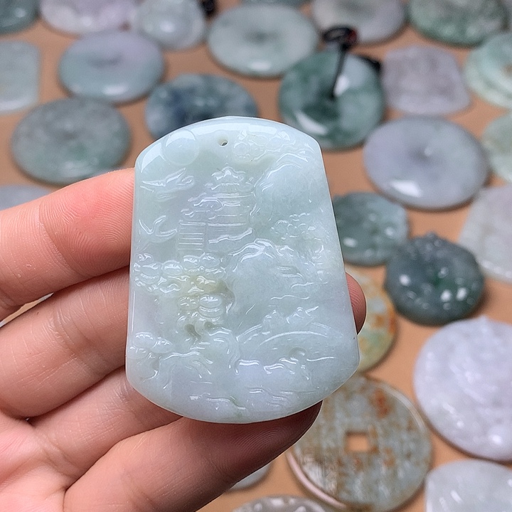 翡翠未镶嵌颈饰山水