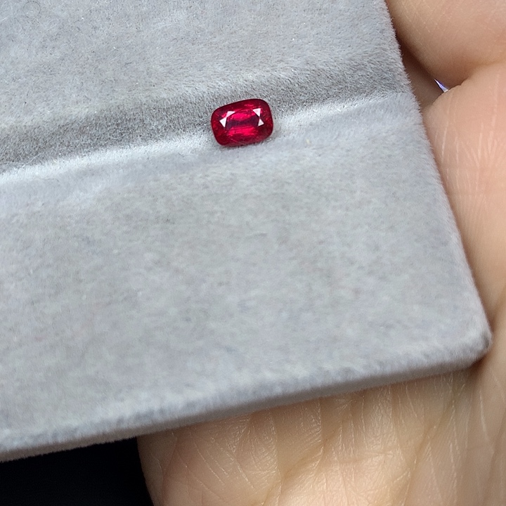 红宝石裸石0.76ct鸽血红红宝石