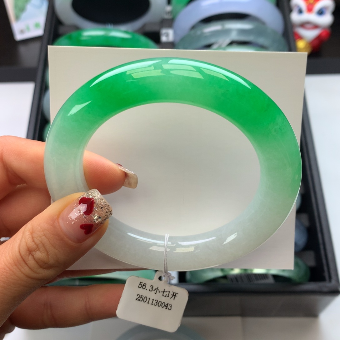 翡翠手镯未镶嵌56-57半山水白底青定金