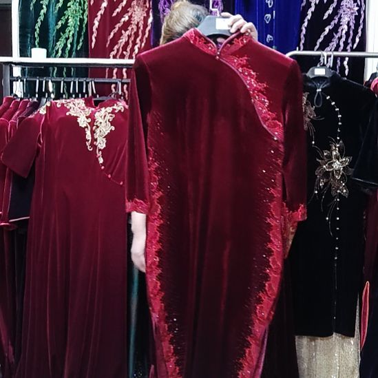 燕***格品牌枣红色金丝绒长款刺绣烫钻旗袍xl码