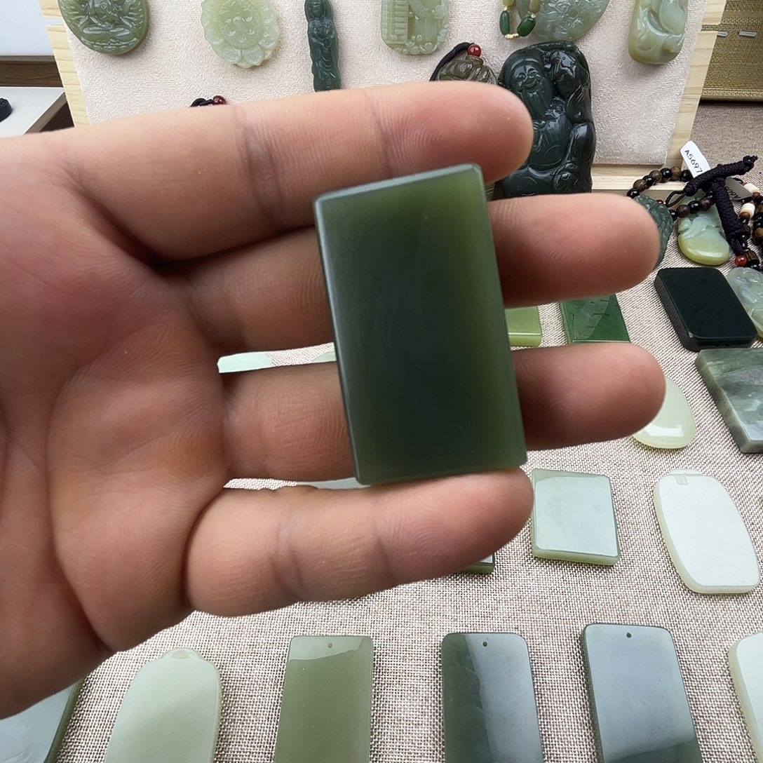 简***心和田玉未镶嵌颈饰