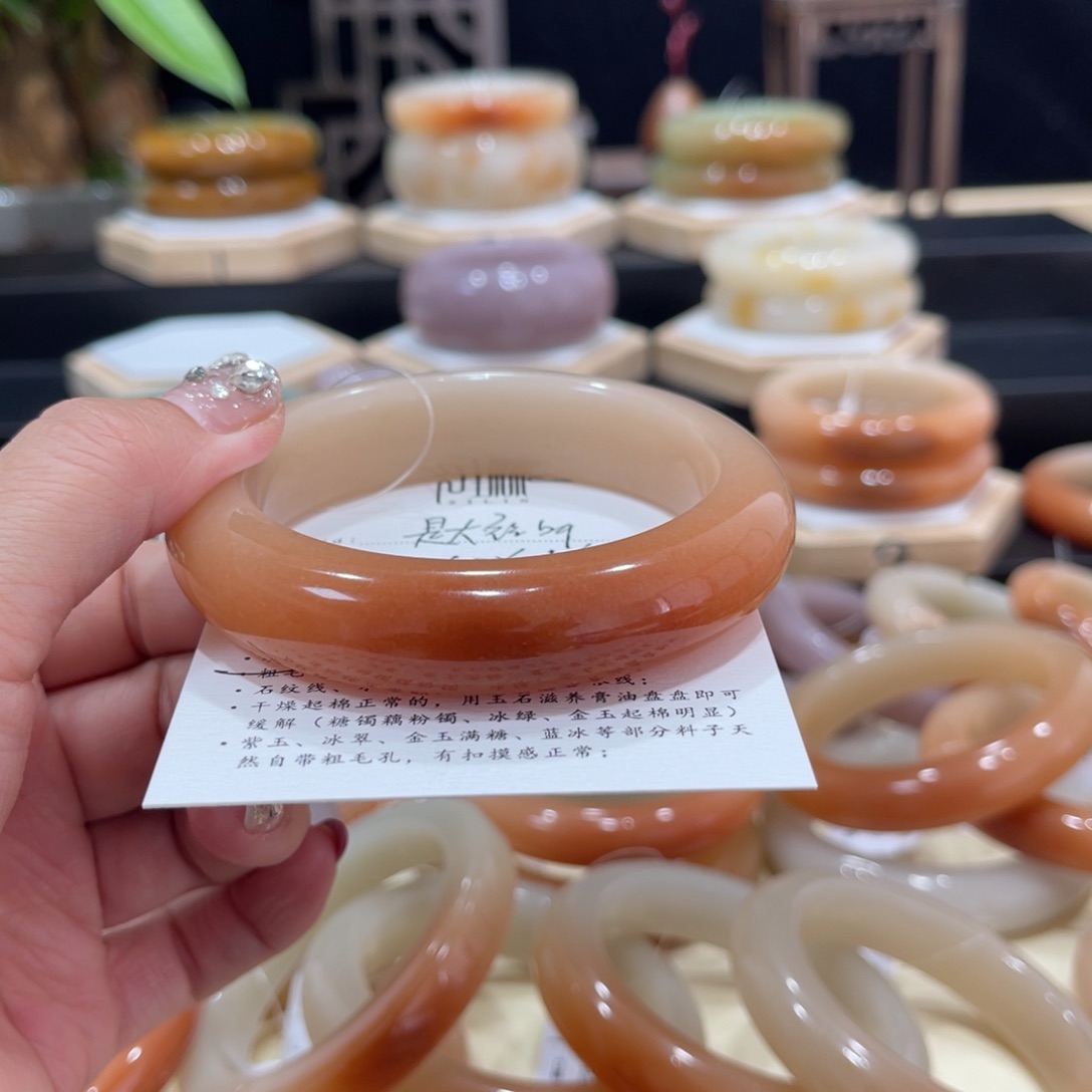 石英质玉手镯未镶嵌是***～