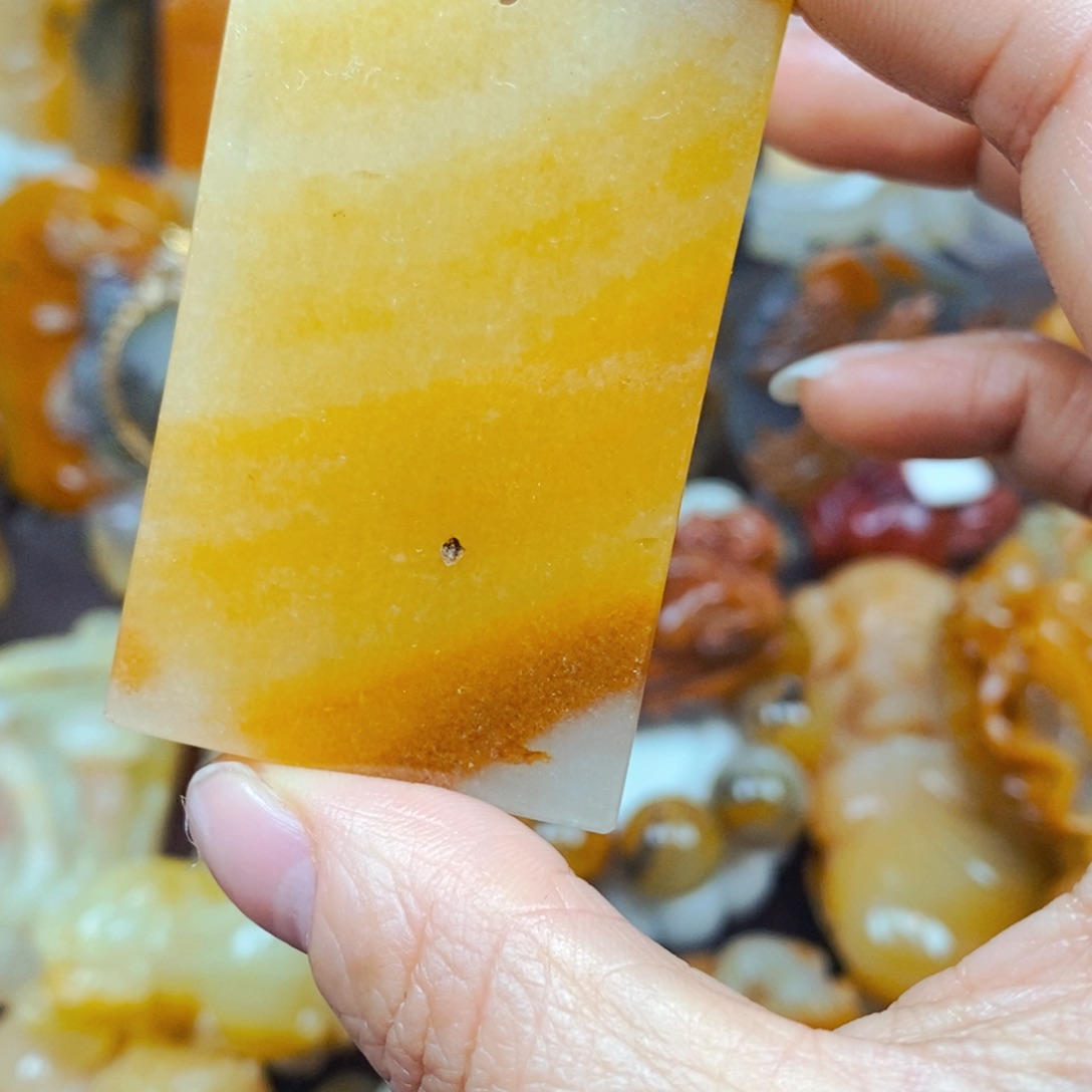 石英质玉（黄龙玉）颈饰未镶嵌