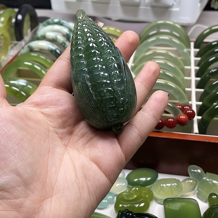 蛇纹石玉颈饰未镶嵌