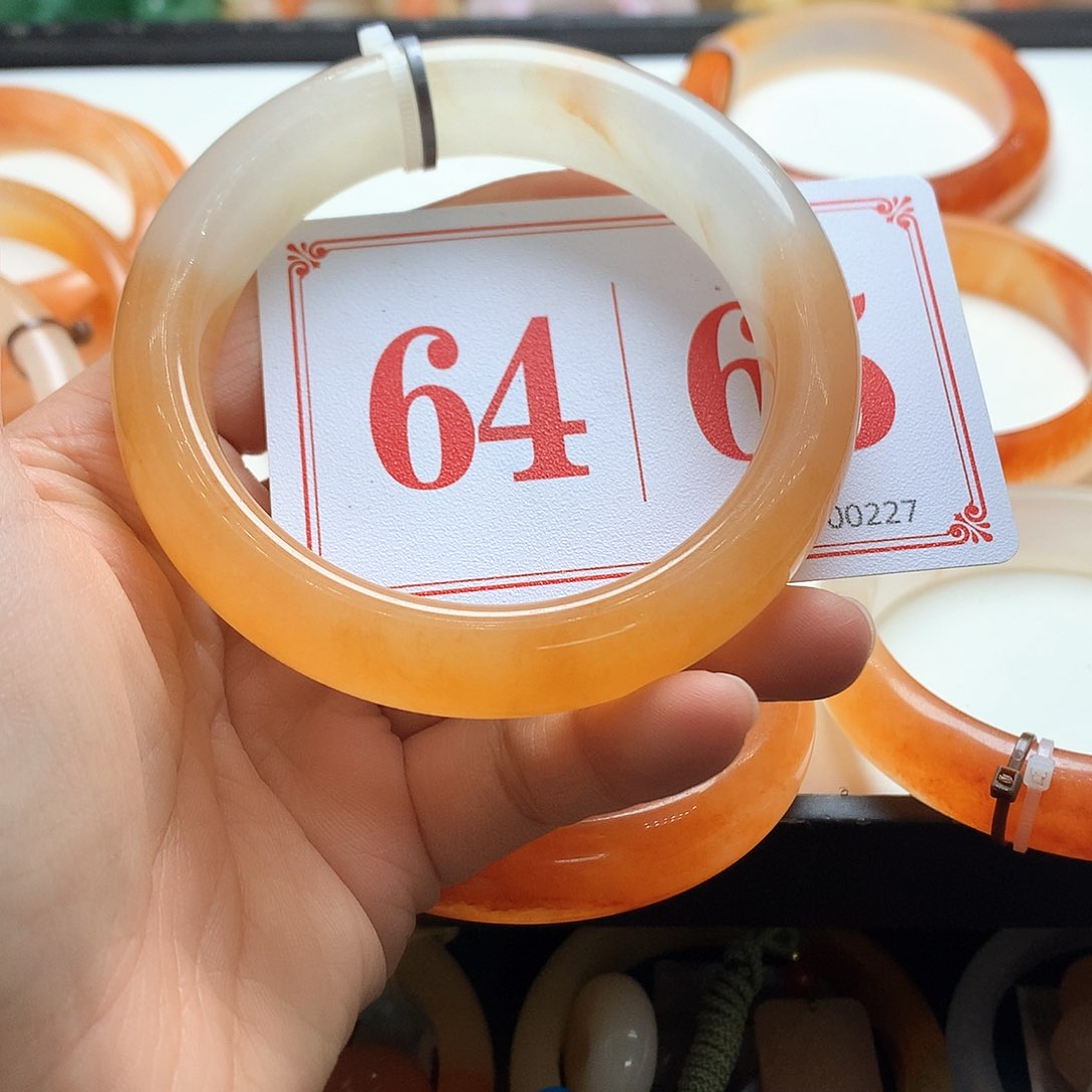 未镶嵌石英质玉（黄龙玉）手镯就***楠