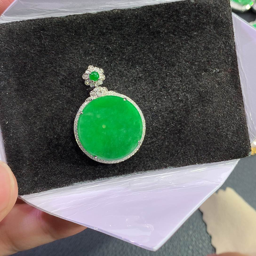 翡翠吊坠(赠链)18K金镶嵌