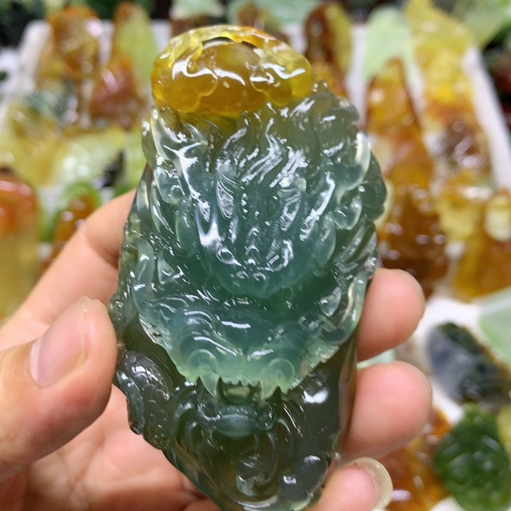 龙头。 云起龙骧，花玉蓝水精心雕刻而成