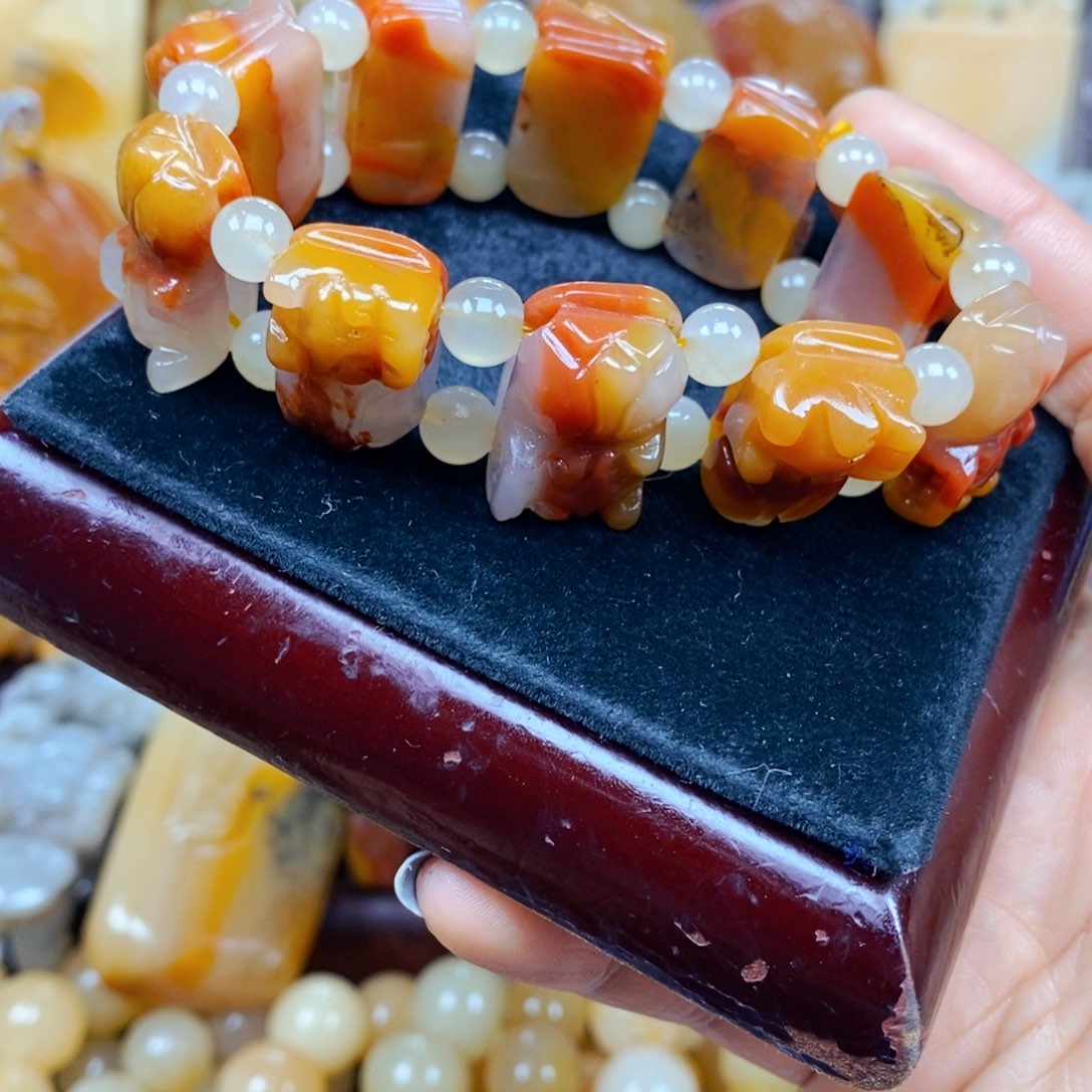 石英质玉（黄龙玉）未镶嵌颈饰