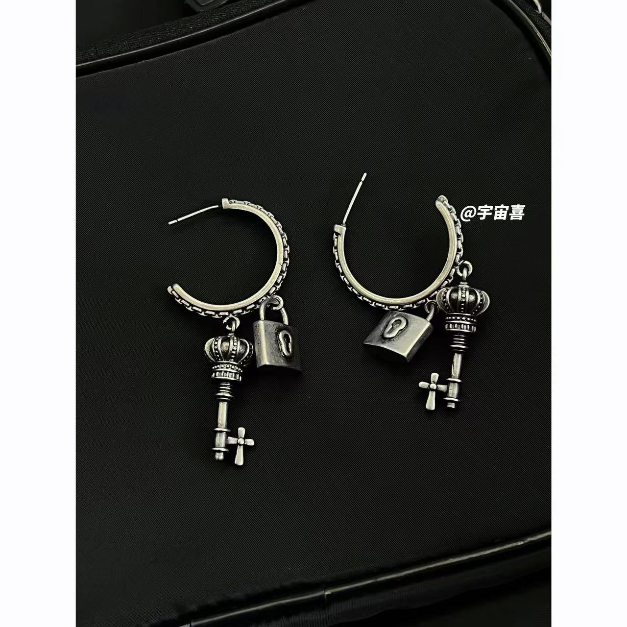 铜合金耳饰 C4-053炭灰色皇冠钥匙小锁c字耳钉