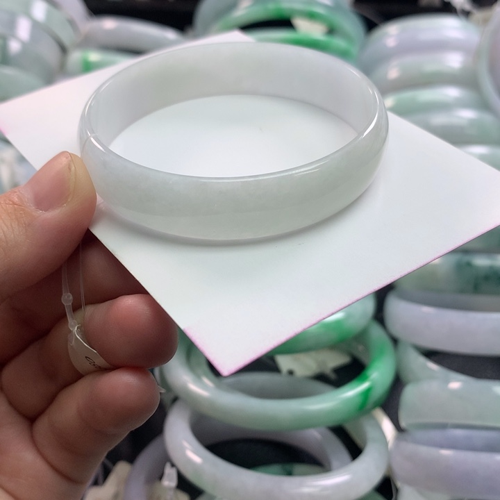 翡翠未镶嵌手镯公主