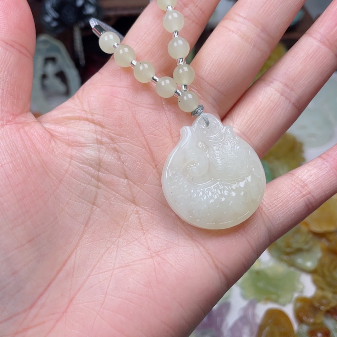 蛇纹石玉颈饰未镶嵌