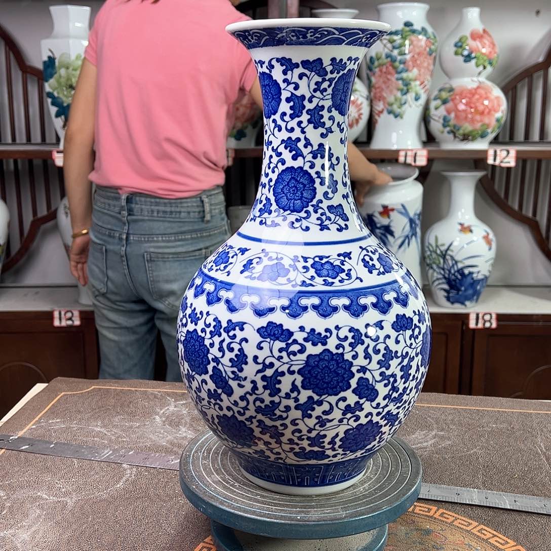 摆件景德镇陶瓷缠枝