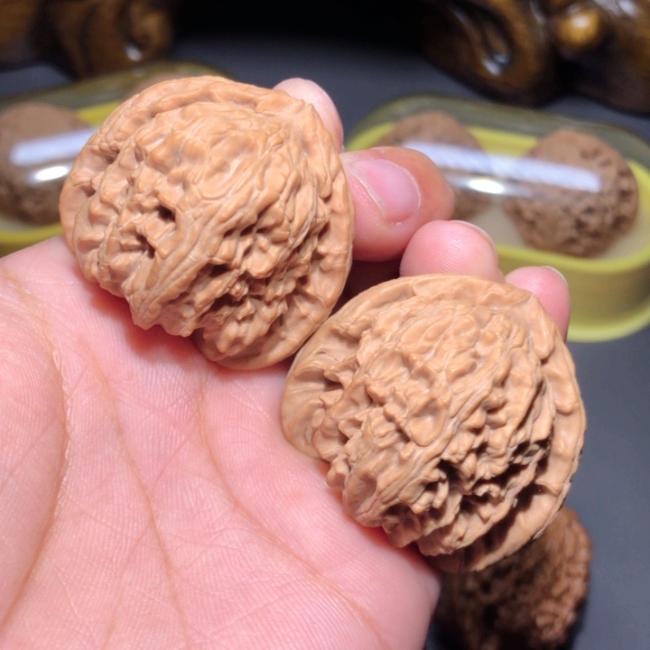 文玩核桃把件38.5三角白