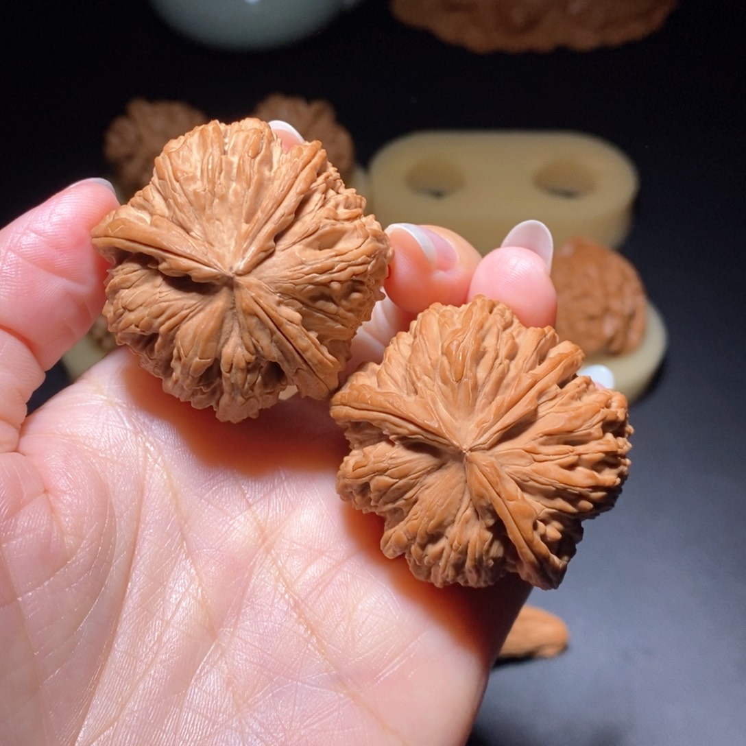 文玩核桃把件白狮子异形