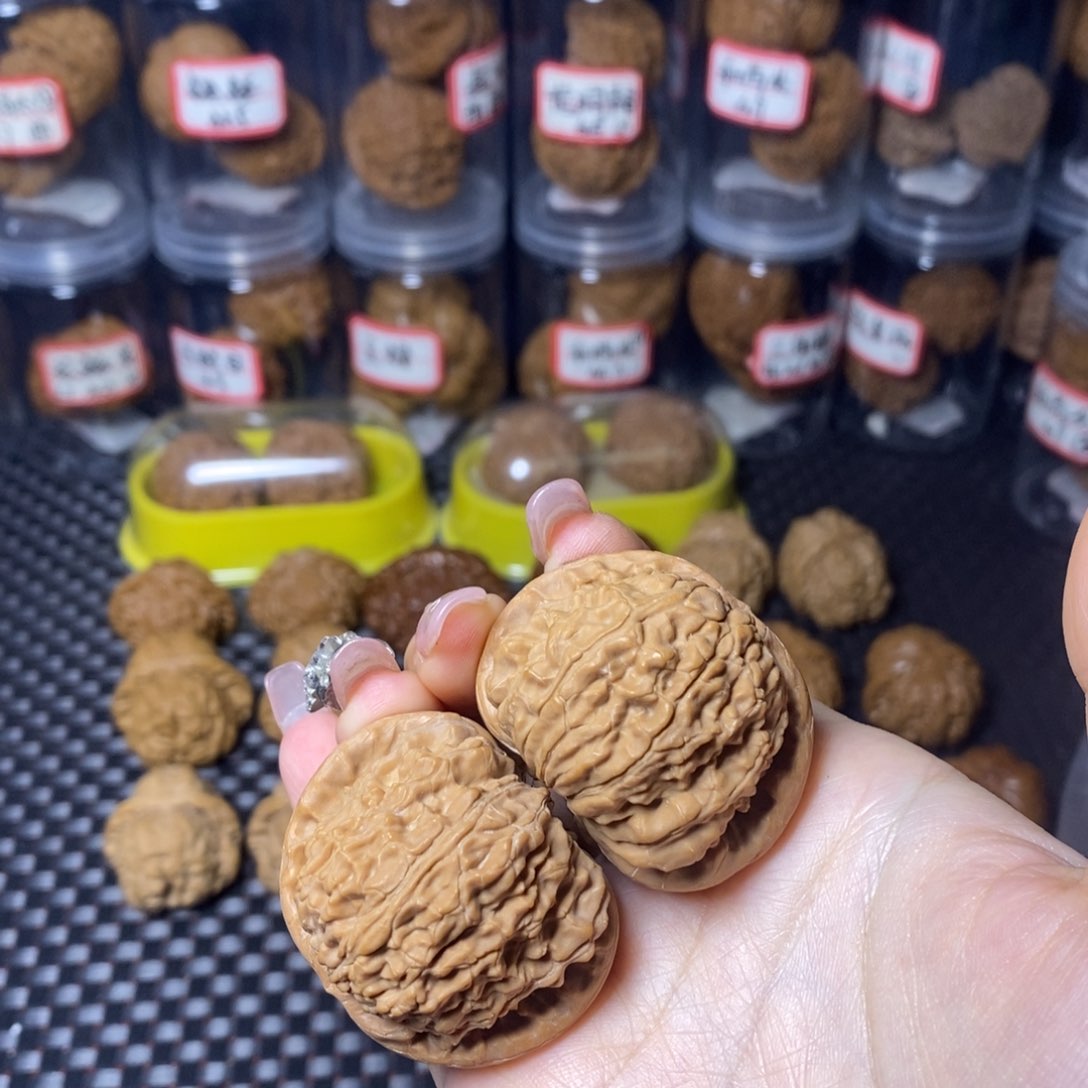 文玩核桃吊坠白狮子44