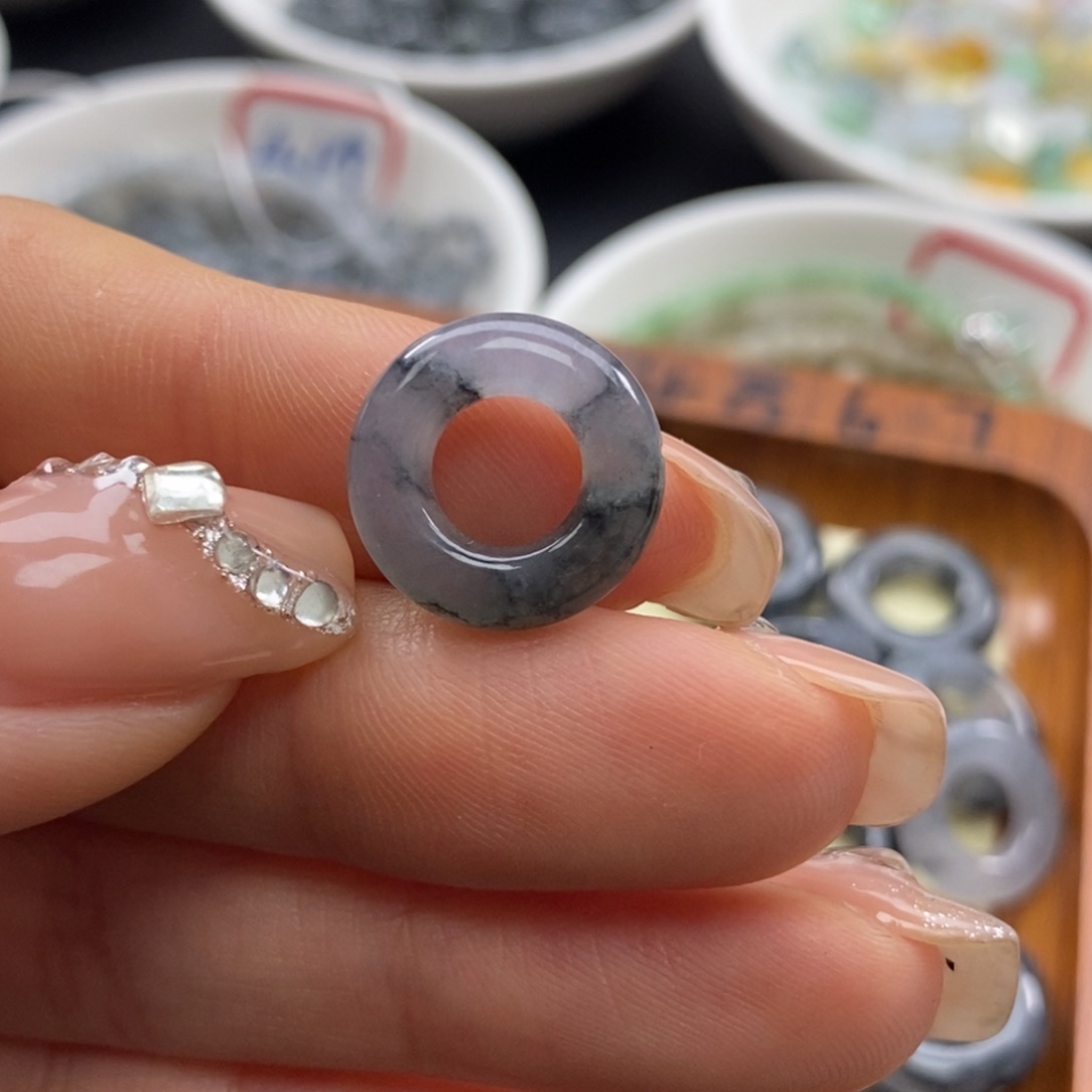 翡翠颈饰未镶嵌乌鸡甜甜圈