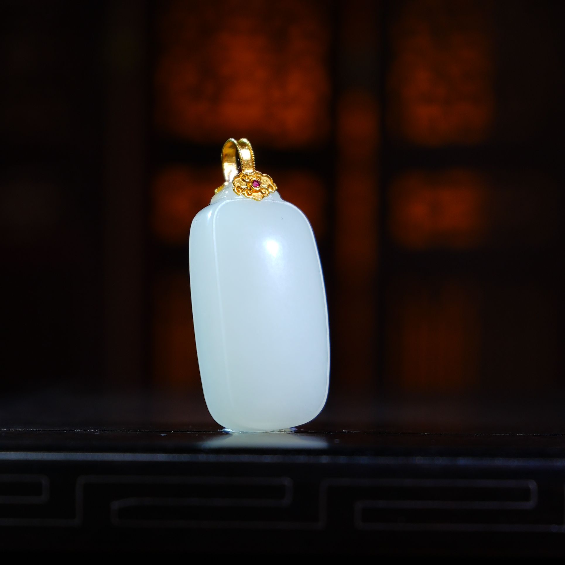 羊脂白和田玉无事牌新疆料女款玉坠简约镶嵌白色吊坠黄金扣头镶嵌