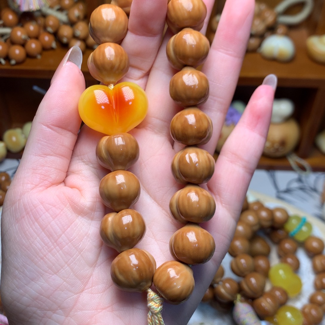 猴头核桃吊坠二代屁桃手持爱心