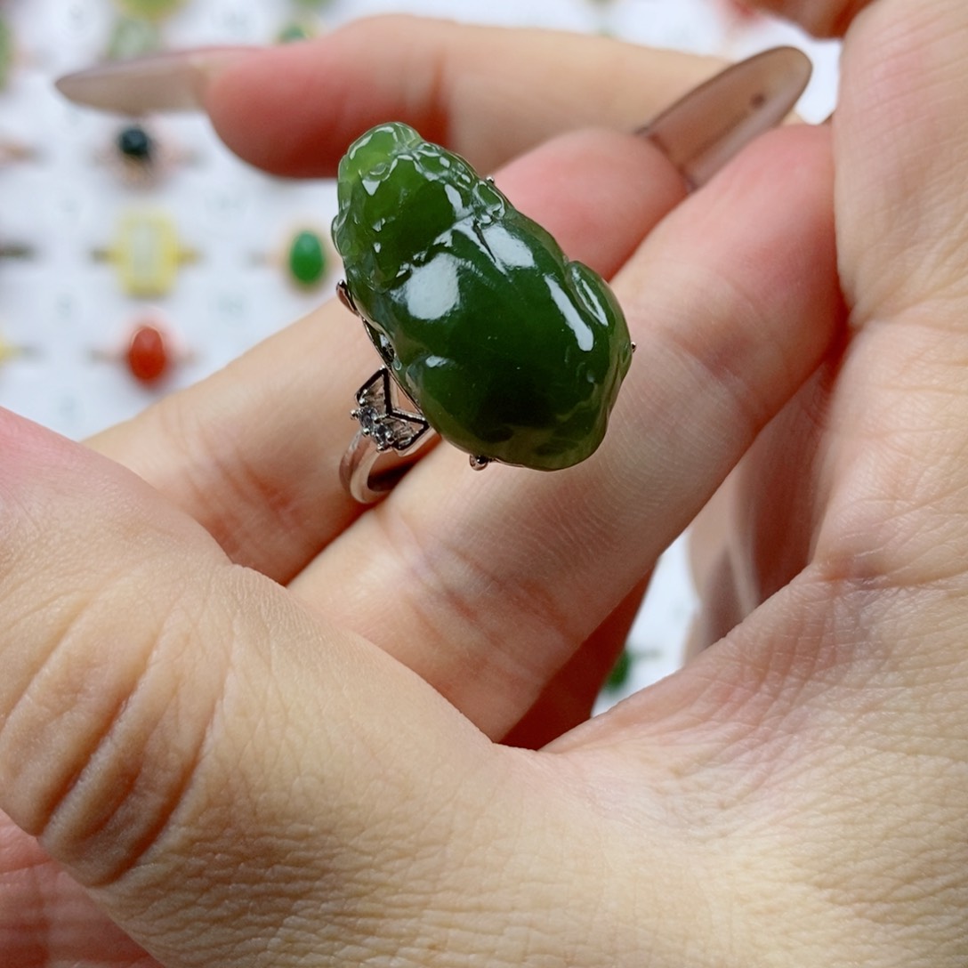 未镶嵌戒指和田玉