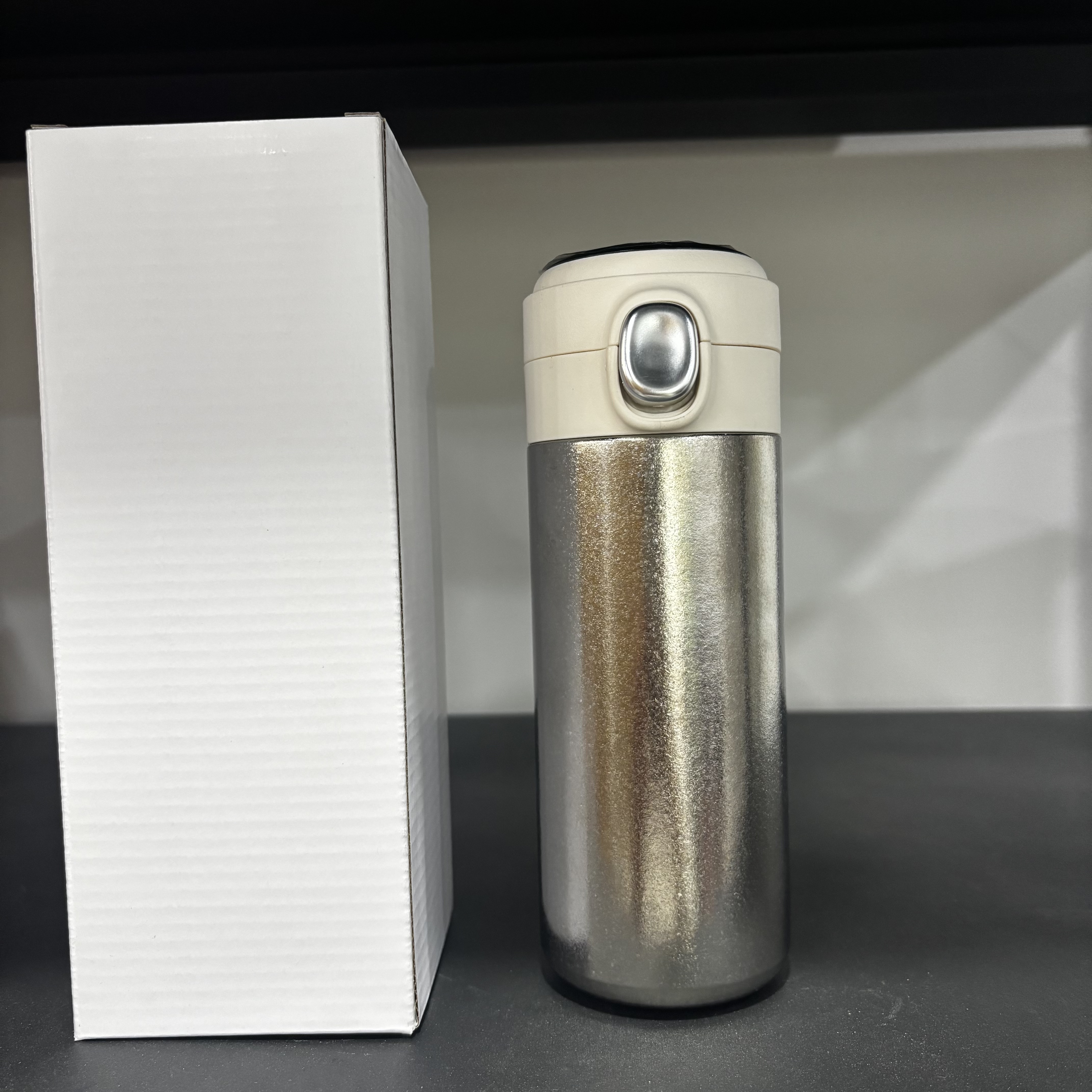 纯钛350ml保温杯弹跳盖带温度显示