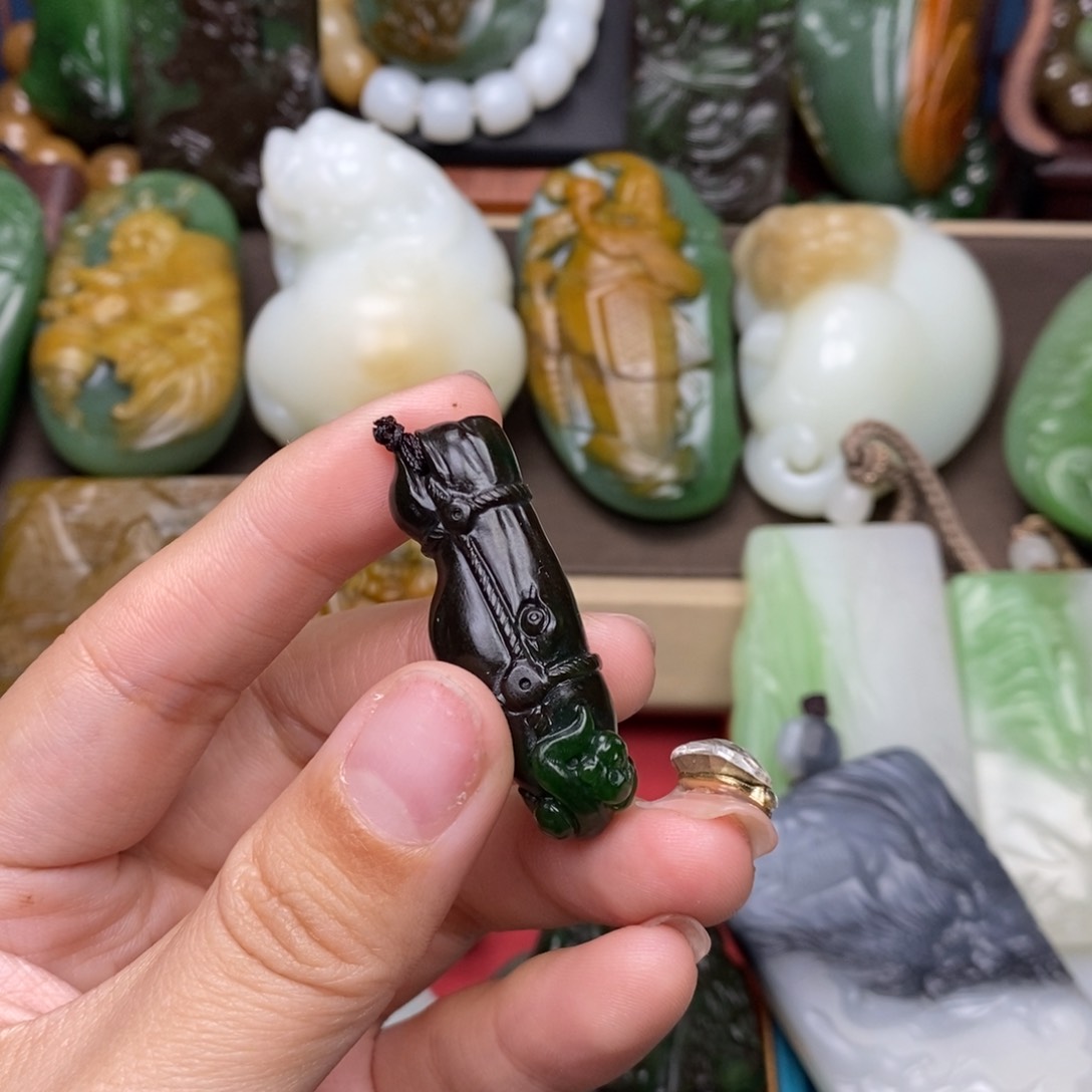 和田玉颈饰未镶嵌兜****出