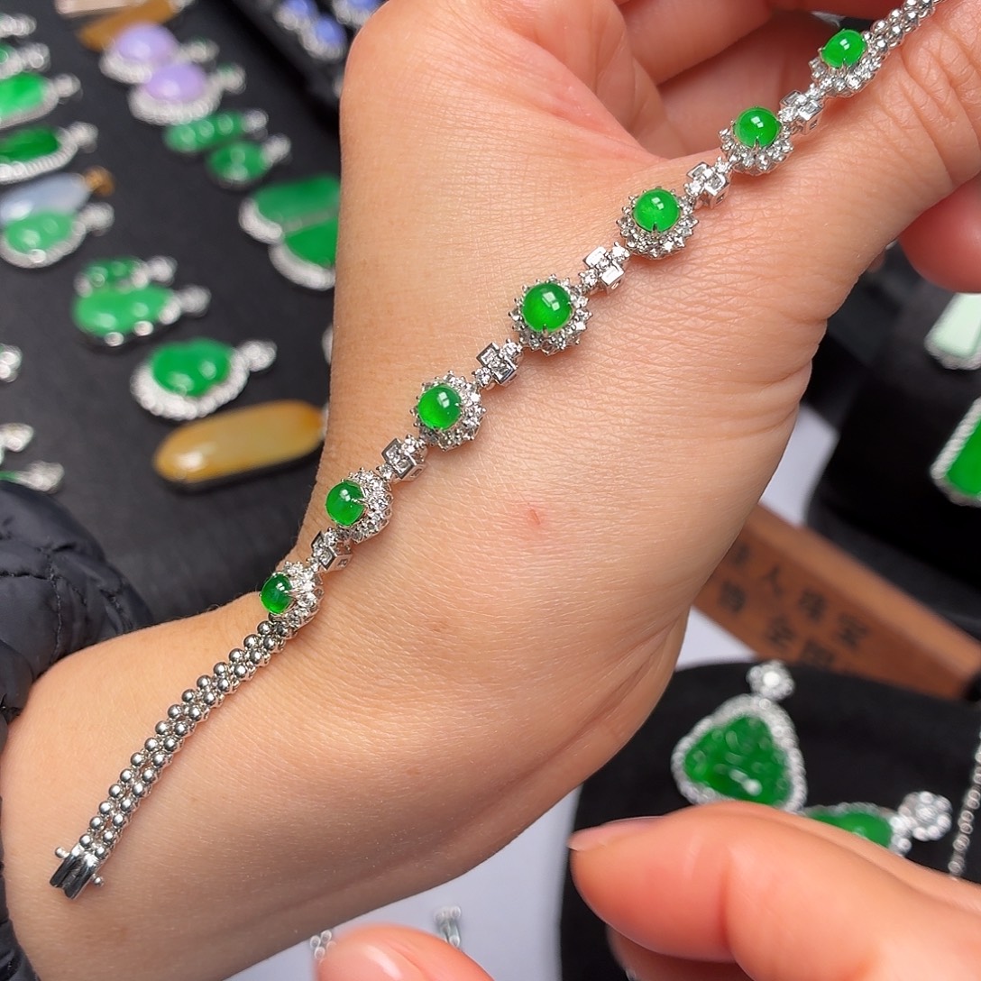 翡翠18K金镶嵌颈饰