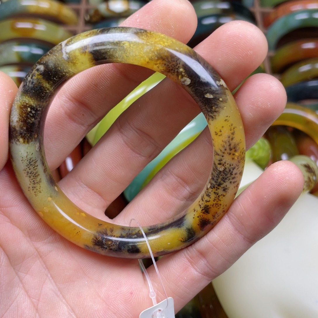 蛇纹石玉未镶嵌手镯