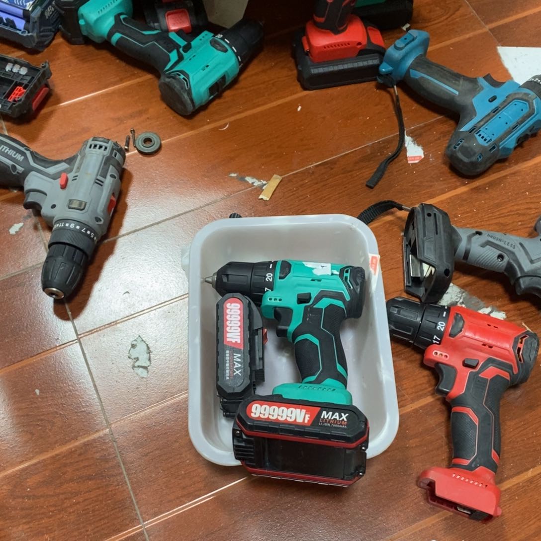 无刷手电转俩电一充